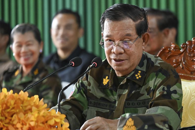 Foto difundida por Agence Kampuchea Press (AKP) que muestra al titular del Senado camboyano Hun Sen en la provincia Oddar Meanchey, cerca de la frontera con Tailandia, el 26 de junio del 2025. (AKP via AP)