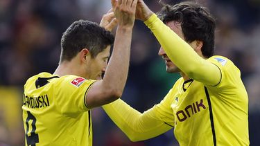 americateve | El jugador de Borussia Dortmund, Robert Lewandowski, izquierda, festeja un gol contra  Nuremberg el s&aacute;bado, 1 de marzo de 2014, en Dortmund, Alemania.(AP Photo/Frank Augstein)