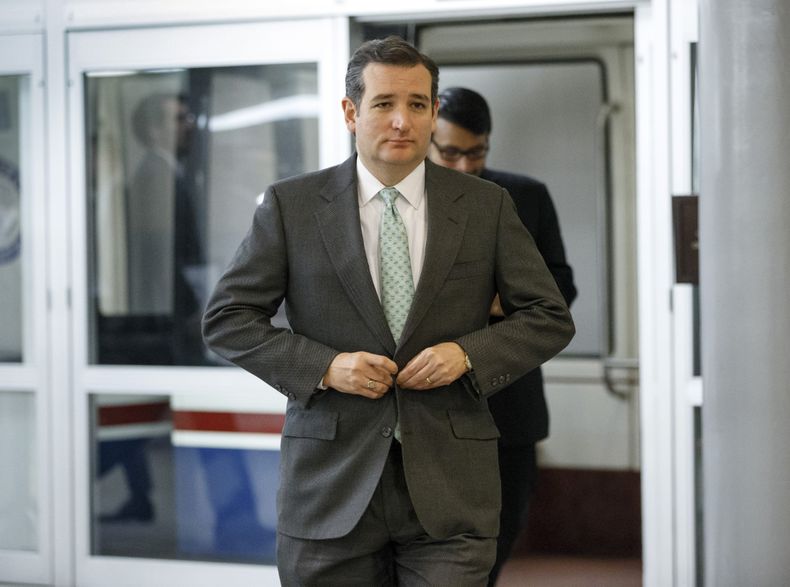 El senador republicano Ted Cruz y otros legisladores arriban al Senado el lunes, 6 de enero del 2014. El Senado  se aprestaba el martes a votar sobre si extiende o no los pagos por desempleo a aproximadamente 1,3 millones de personas. (Foto AP/J. Scott Ap