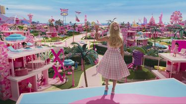 En esta imagen proporcionada por Warner Bros. Pictures, Margot Robbie en una escena de Barbie. (Warner Bros. Pictures vía AP)