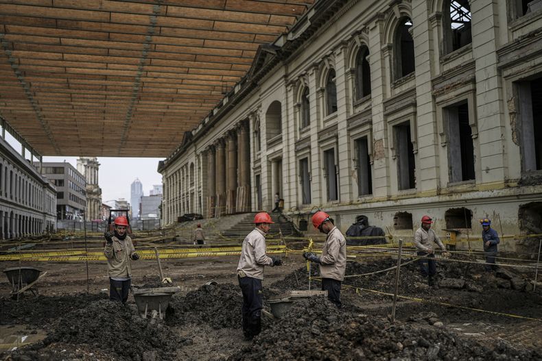 Trabajadores de la construcción en la restauración de un edificio en el centro de Bogotá, Colombia, el jueves 13 de marzo de 2025, como parte del proyecto Bronx Distrito Creativo, en el que fueron hallados restos arqueológicos. (AP Foto/Iván Valencia)
