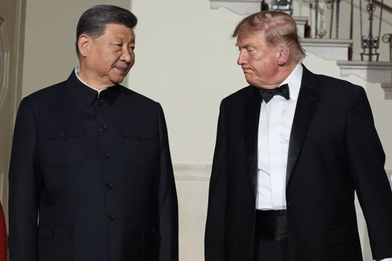El presidente de Estados Unidos, Donald Trump, y su homólogo de China, Xi Jinping, caminan por la Casa Blanca durante una cena de Estado, el 24 de septiembre de 2026, en Washington. (AP Foto/Alex Brandon)