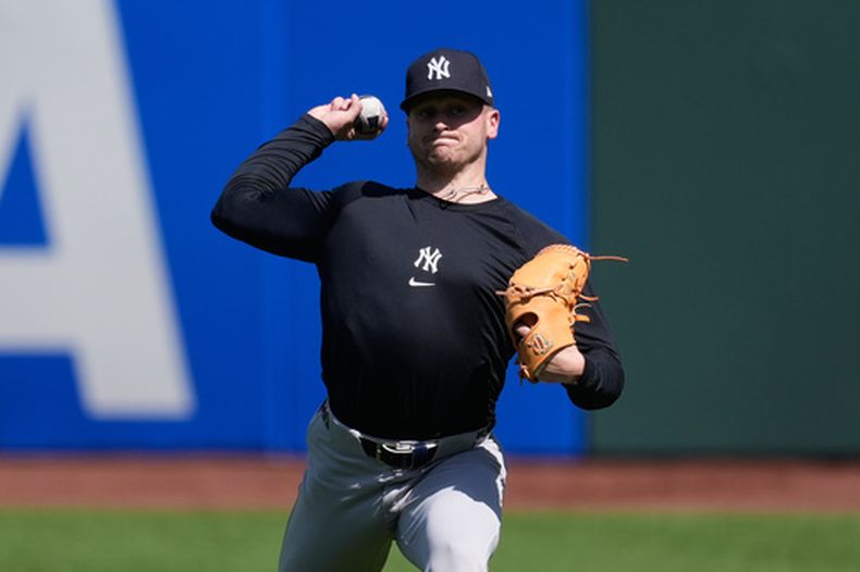 El lanzador de los Yankees de Nueva York Cade Winquest calienta antes del encuentro ante los Gigantes de San Francisco el sábado 28 de marzo del 2026. (AP Foto/Jeff Chiu)