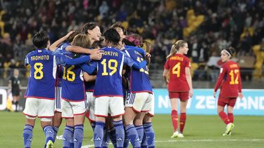 La japonesa Mina Tanaka celebra con sus compañeras el cuarto gol de su equipo en su partido del grupo C del Mundial femenino de fútbol contra España, en Wellington, Nueva Zelanda, el lunes 31 de julio de 2023. (AP Foto/John Cowpland)