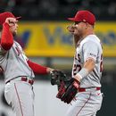 Brandon Drury y Mike Trout de los Angelinos de Los Ángeles celebran el triunfo del equipo ante los Medias Blancas de Chicago el lunes 29 de mayo del 2023. (AP Foto/Charles Rex Arbogast)