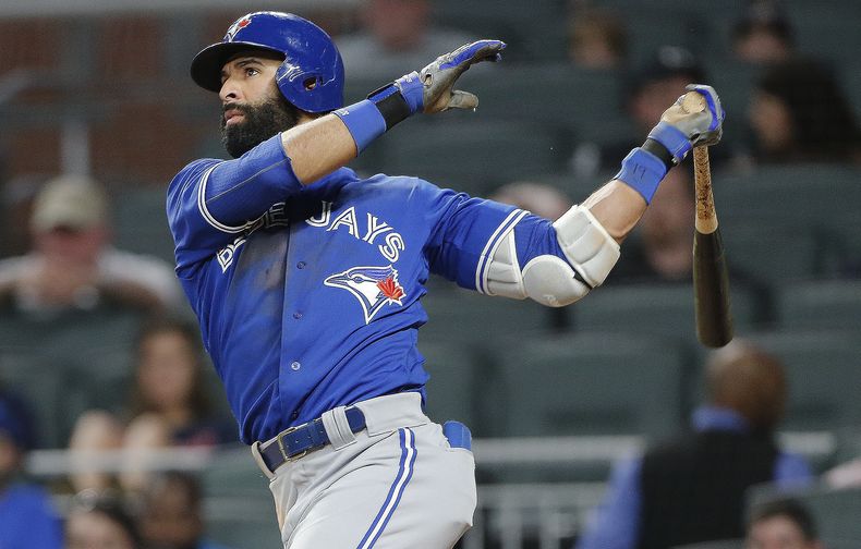 ARCHIVO - Foto del 17 de mayo del 2017, el dominicano José Bautista pega un jonrón en la octava entrada ante los Bravos de Atlanta. El viernes 11 de agosto del 2023, Bautista firma un acuerdo de un día para retirarse como Azulejo. (AP Foto/John Bazemore, Archivo)