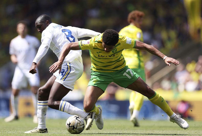 Glen Kamara (izquierda) de Leeds United pugna el balón con Jonathan Rowe de Norwich City en las semifinales del playoff de ascenso en el fútbol inglés, el domingo 12 de mayo de 2024. (Steven Paston/PA vía AP)