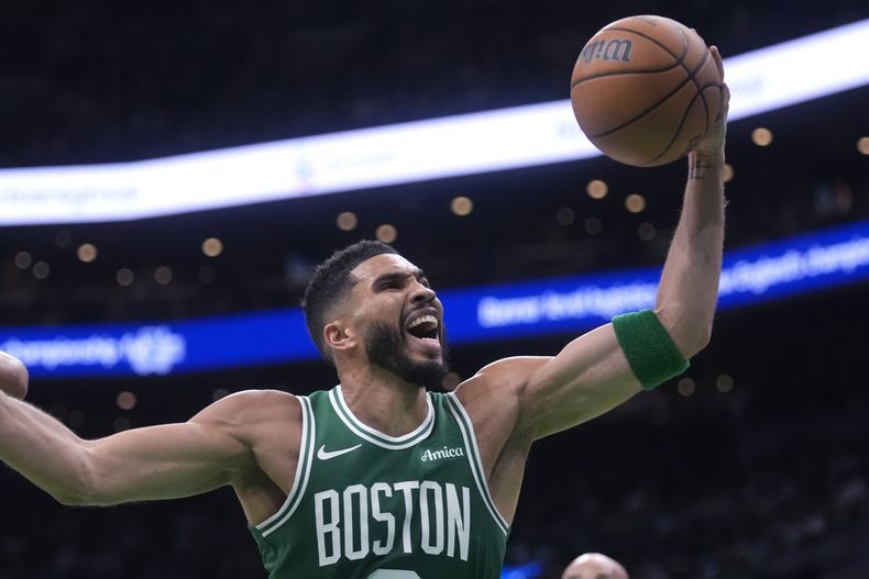 El alero de los Celtics de Boston, Jayson Tatum, captura un rebote contra los Knicks de Nueva York durante la primera mitad de un partido de baloncesto de la NBA, el martes 22 de octubre de 2024, en Boston. (AP Foto/Charles Krupa)