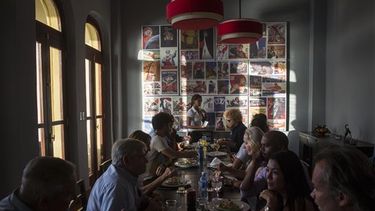 americateve | En el restaurante privado más nuevo de La Habana no se sirve arroz, frijoles ni plátanos fritos. Se puede pedir un mojito, pero en vez de ron lo preparan con vodka. Los meseros hablan ruso y los clientes deben pedir sus alimentos en ese idioma, pero nadie
