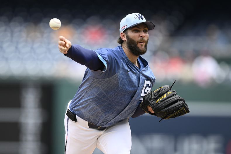 El lanzador abridor de los Nacionales de Washington, Trevor Williams, lanza durante la primera entrada de un juego de béisbol contra los Marlins de Miami, el sábado 14 de junio de 2025, en Washington. (Foto AP/Nick Wass)