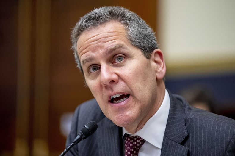 ARCHIVO - El vicepresidente de la Reserva Federalo para supervisión Michael Barr declara ante la Comisión de Servicios Financieros de la Cámara de Representantes, Washington, 29 de marzo de 2023. (AP Foto/Andrew Harnik, File)