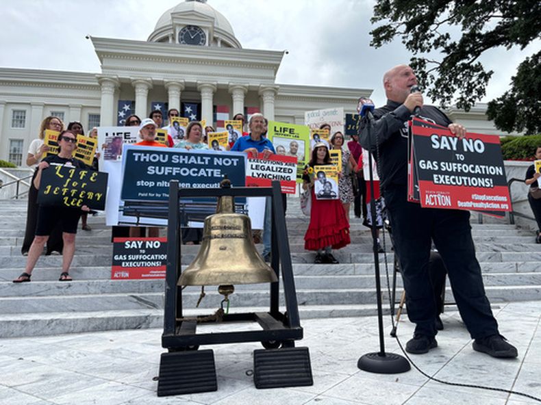 Abraham Bonowitz, del grupo Acción Contra la Pena de Muerte, encabeza una protesta frente al Capitolio en Montgomery, Alabama, el lunes 8 de junio de 2026, para oponerse a una próxima ejecución en Alabama. (Foto AP/Kim Chandler)