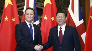 americateve | en esta foto suministrada por la agencia noticiosa china Xinhua, se ve al primer ministro brit&aacute;nico David Cameron, izq., saludando al presidente chino Xi Jinping en la capital china el lunes 2 de diciembre del 2013. (AP Foto/Xinhua, Ju Peng) NO SAL