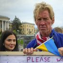Ryan Wesley Routh, acusado de un atentado contra el presidente electo Donald Trump, en una manifestación en Kiev, Ucrania, el 30 de abril del 2022. (AP foto/Efrem Lukatsky)