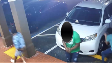 queda captado en camara balacera entre varias personas en un shopping center en broward