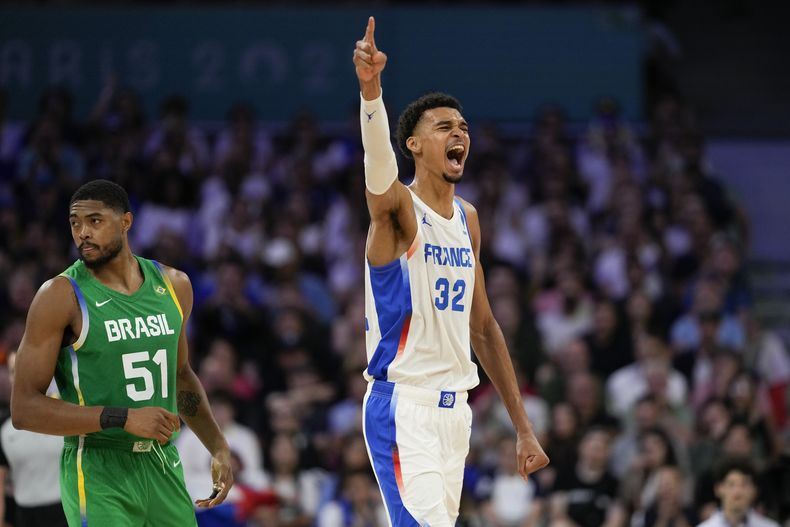 El francés Victor Wembanyama celebra durante el partido contra Brasil en el baloncesto de los Juegos Olímpicos de París, el sábado 27 de julio de 2024, en Villeneuve-dAscq, Francia. (AP Foto/Mark J. Terrill)