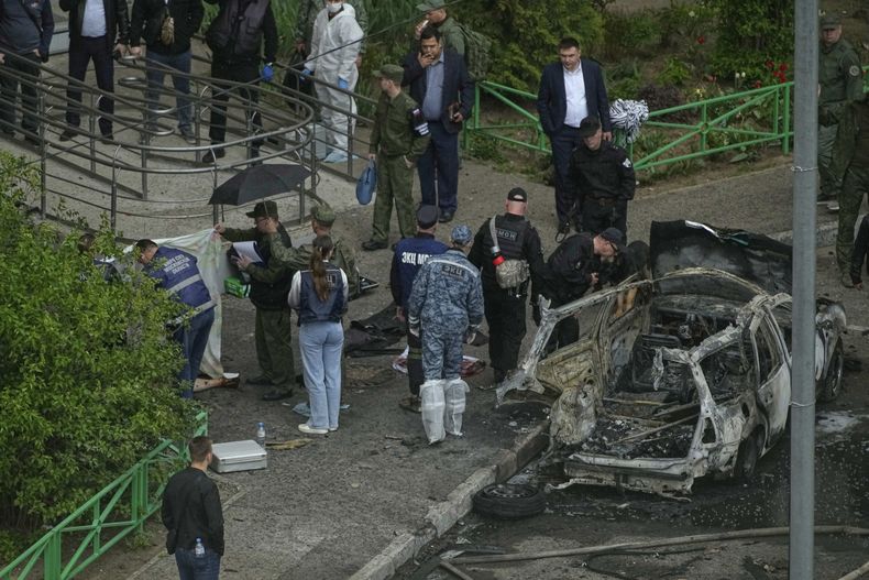 La presencia policial en el lugar donde una bomba mató a un militar ruso en Balashikha, en las afueras de Moscú, el 25 de abril del 2025. (AP foto)