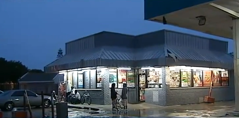 Un cliente habitual de esta tienda a mano armada roba 150 dólares, una camiseta y un detergente para lavar platos.