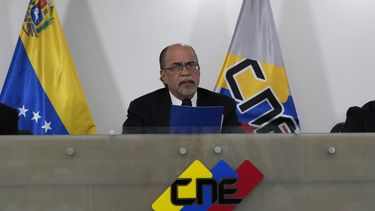 Pedro Calzadilla, presidente del Consejo Nacional Electoral (CNE), en el centro, anuncia la renuncia de miembros de la junta del consejo en Caracas, Venezuela, el jueves 15 de junio de 2023. (AP Foto/Ariana Cubillos)