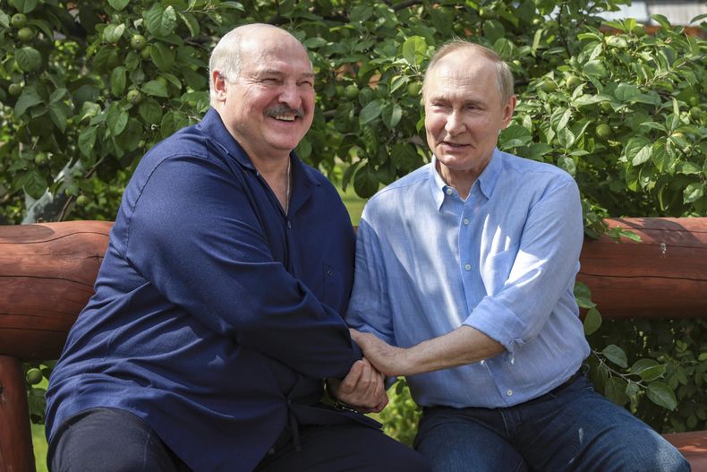 El presidente ruso Vladímir Putin, derecha, conversa con su homólogo bielorruso Alexander Lukashenko en su visita al monasterio de Smolensk, en la isla de Valaam, en República de Karelia, Rusia, el viernes 1 de agosto de 2025. (Gavriil Grigorov, Sputnik, Kremlin Pool Photo vía AP)
