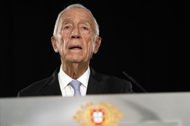 El presidente portugués, Marcelo Rebelo de Sousa, se dirige al país tras celebrar una reunión del Consejo de Estado en el palacio presidencial de Belem, en Lisboa, el jueves 9 de noviembre de 2023. El martes, el primer ministro António Costa dimitió mientras su gobierno se ve envuelto en una amplia investigación por corrupción. (AP Foto/Armando Franca)