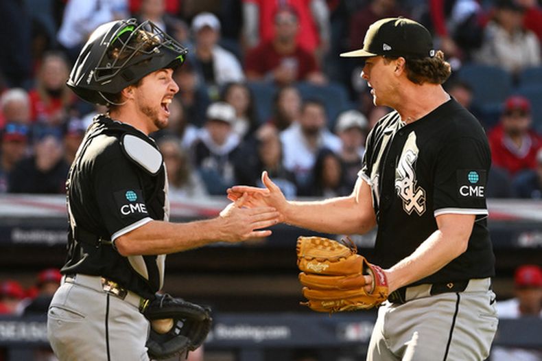 El cátcher Kyle Teel celebra con el relevista de los Medias Blancas de Chicago Grant Taylor la victoria en el primer juego de la serie divisional de la Liga Americana ante los Guardianes de Cleveland el sábado 3 de octubre del 2026. (AP Foto/Phil Long)