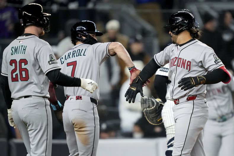 Eugenio Suárez (28), de los Diamondbacks de Arizona, celebra con Corbin Carroll (7) después de conectar un grand slam durante la octava entrada de un juego de béisbol contra los Yankees de Nueva York, el martes 1 de abril de 2025, en Nueva York. (AP Foto/Julia Demaree Nikhinson)