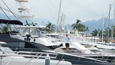 Un hombre cubre una ventana en un barco mientras el huracán Simón se acerca a Puerto Vallarta, México, el sábado 10 de octubre de 2026. (AP Foto/Fernando Llano)