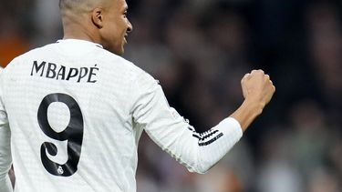 El delantero del Real Madrid Kylian Mbappé celebra tras anotar un gol en el partido de Liga de Campeones contra el Manchester City, en el estadio Santiago Bernabéu, en Madrid, el 19 de febrero de 2025. (AP Foto/Manu Fernández)