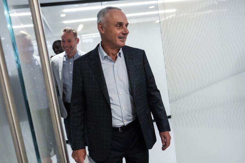 Rob Manfred, comisionado de las Grandes Ligas, llega a una conferencia de prensa el jueves 23 de mayo de 2024, en Nueva York (AP Foto/Julia Nikhinson)