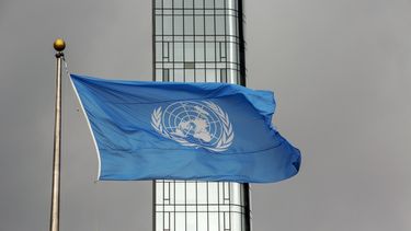 ARCHIVO - La bandera de la ONU ondea en su sede el 22 de septiembre de 2022, durante la Asamblea General. (AP Foto/Ted Shaffrey, Archivo)