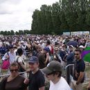 Aficionados al tenis hacen fila para conseguir boletos para Wimbledon en las primeras horas de la mañana del sábado 4 de julio del 2026. (AP Foto/Brian Inganga)