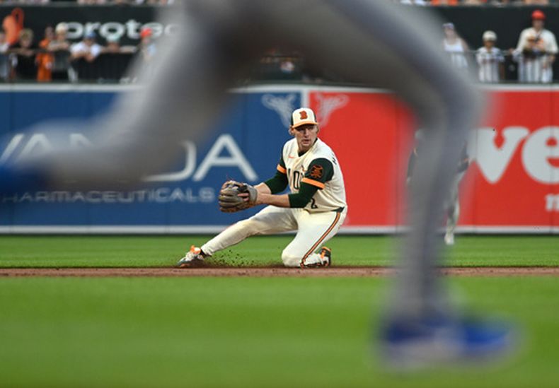 El campocorto de los Orioles de Baltimore, Gunnar Henderson, fildea un rodado antes de completar una doble matanza ante una pelota bateada por Nick Loftin, de los Reales de Kansas City (no aparece en la foto), durante la segunda entrada de un partido de béisbol, el viernes 10 de julio de 2026, en Baltimore. (Foto AP/Steve Ruark)