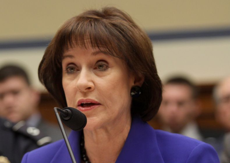 Lois Lerner, ex funcionaria del Servicio de Rentas Internas (IRS), declara en el Congreso en  Washington en una fotograf&iacute;a del 5 de marzo de 2014. El IRS perdi&oacute; m&aacute;s correos electr&oacute;nicos relacionados con una investigaci&oacute;n