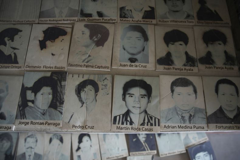 Fotos de varias personas desaparecidas durante el conflicto armado interno de Perú (1980-2000) expuestas en el Museo de la Memoria en Lima, Perú, el domingo 20 de octubre de 2024. (AP Foto/Guadalupe Pardo)