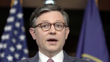 El presidente de la Cámara de Representantes Mike Johnson habla en una conferencia de prensa en el Capitolio, el miércoles 10 de abril de 2024, en Washington. (AP Foto/Mariam Zuhaib)