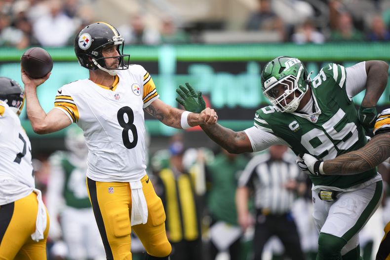 Aaron Rodgers (8), quarterback de los Steelers de Pittsburgh, lanza un pase mientras Quinnen Williams (95), de los Jets de Nueva York, lo presiona y está cerca de pegarle durante la primear mitad del partido de la NFL, el domingo 7 de septiembre de 2025, en East Rutherford, Nueva Jersey. (AP Foto/Matt Slocum)