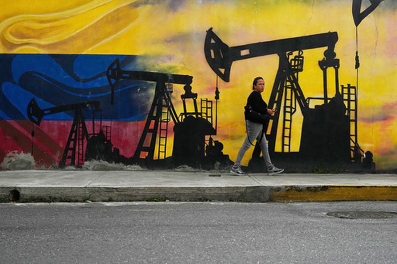 Un mural con imágenes de infraestructura petrolera en Caracas, Venezuela, el 6 de enero del 2026. (AP foto/Matías Delacroix)