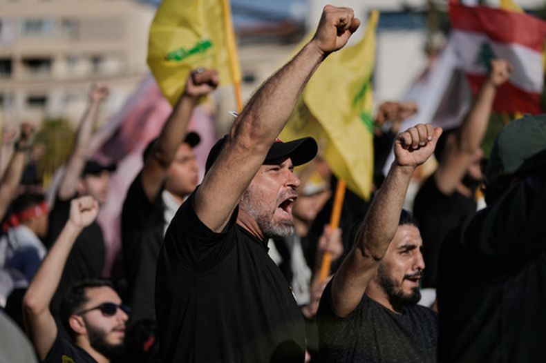 Seguidores de Hezbollah corean cánticos durante un acto con motivo del segundo aniversario del asesinato del líder del grupo, Hassan Nasrallah, en ataques aéreos israelíes, en el santuario de Nasrallah en Beirut, Líbano, el 27 de septiembre de 2026. (AP Foto/Bilal Hussein)