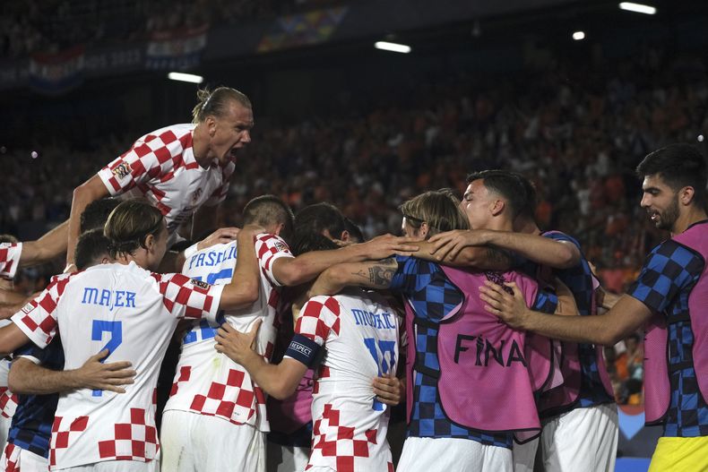 Los jugadores de Croacia celebran el gol de Luka Modric para sellar la victoria 4-2 ante Holanda en las semifinales de la Liga de Naciones, el miércoles 14 de junio de 2023, en Rotterdam. (AP Foto/Patrick Post)