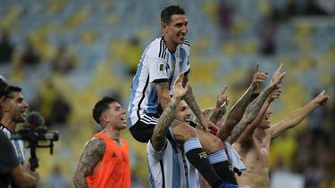 El atacante argentino Angel Di María es alzado por sus compañeros tras la victoria 1-0 ante Brasil por las eliminatorias del Mundial, el viernes 21 de noviembre de 2023, en Río de Janeiro. (AP Foto/Silvia Izquierdo)
