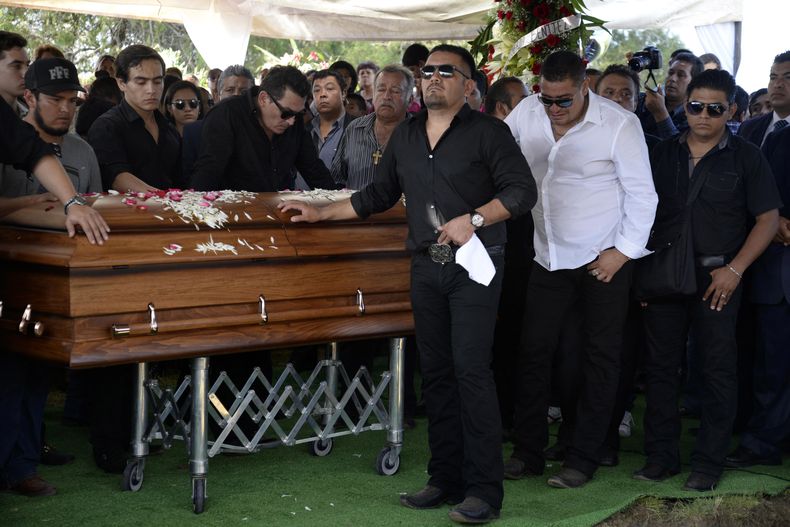 ESP-MUS_JOAN_SEBASTIAN-FUNERAL-2.jpg