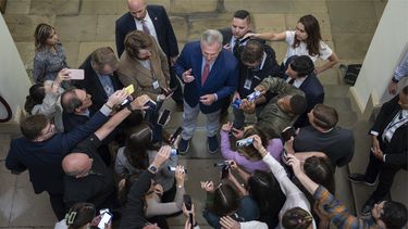 ARCHIVO - El presidente de la Cámara de Representantes, Kevin McCarthy, republicano por California, es rodeado por reporteros en busca de noticias sobre los planes para financiar al gobierno y evitar cierres, en el Capitolio de Washington, el viernes 22 de septiembre de 2023. (AP Foto/J. Scott Applewhite, archivo)
