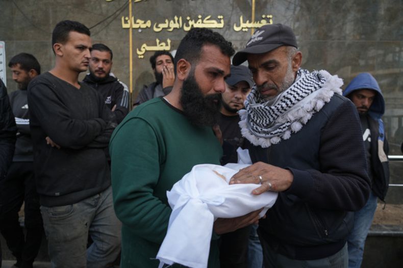Raed al-Khabba lleva en brazos a su hija de tres meses, Mira al-Khabbaz, que murió en un ataque del ejército de Israel, en el hospital de Shifa, el 4 de febrero de 2026, en la Ciudad de Gaza. (AP Foto/Jehad Alshrafi)