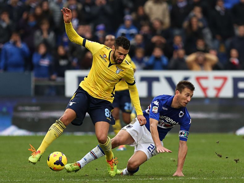 El volante de Lazio Antonio Candreva, izq., es marcado por el defensor de Sampdoria Daniele Gastaldello durante un encuentro por la Liga Italiana el G&eacute;nova el domingo 24 de noviembre del 2013. Lazio es candidato a avanzar en la Liga Europa. (AP Fot