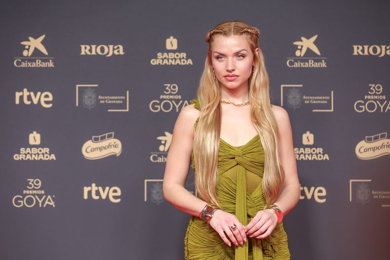 Mirela Balic llega a la 39ª edición de los Premios Goya en Granada, España, el sábado 8 de febrero de 2025, en Granada. (Foto AP/Fermin Rodriguez)