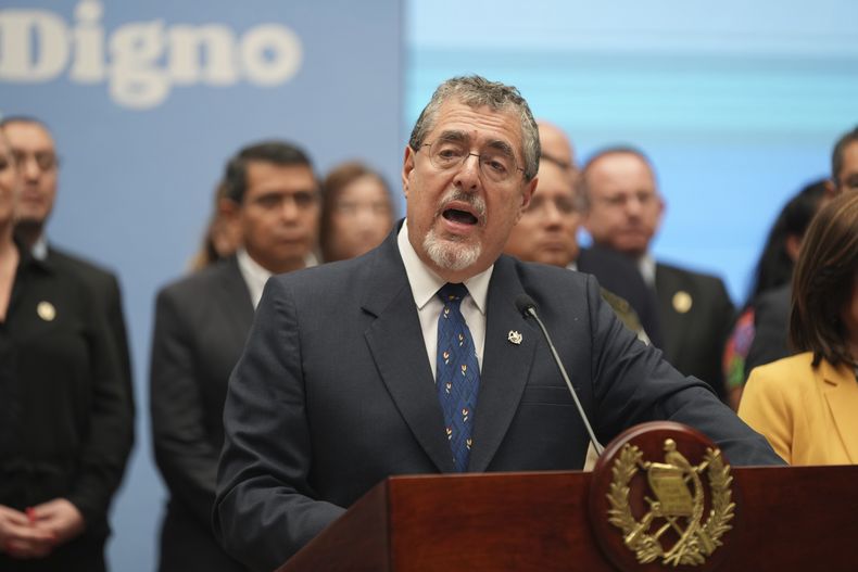 El presidente de Guatemala, Bernardo Arévalo, habla durante una conferencia de prensa acompañado de autoridades indígenas, sobre la detención del viceministro de Desarrollo Sostenible Luis Pacheco, en la Ciudad de Guatemala, el martes 29 de abril de 2025. (AP Foto/Moisés Castillo)