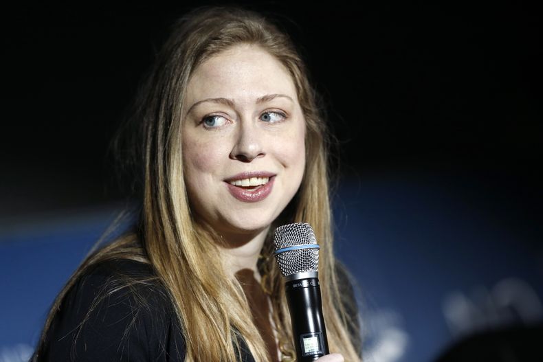 ARCHIVO _ Foto de archivo, 23 de junio de 2014, de Chelsea Clinton en Denver. Al igual que sus padres, Chelsea Clinton se ha convertido en una conferencista requerida que puede cobrar abultados honorarios. Cobra hasta 75.000 d&oacute;lares por una confere