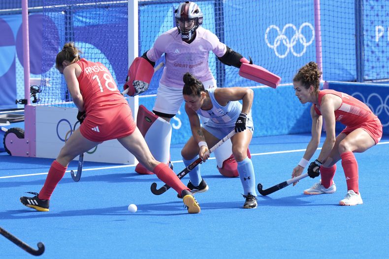 María Granatto, de Argentina, busca anotar contra Gran Bretaña en el partido por el Grupo B del hockey sobre césped de los Juegos Olímpicos en el estadio Yves-du-Manoir el sábado 3 de agosto de 2024, en Colombes, Francia. (AP Foto/Aijaz Rahi)