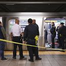 Policías de Nueva York trabajan en el lugar de un altercado en un tren del metro de Nueva York el lunes 1 de mayo de 2023 en Nueva York. (Paul Martinka via AP)